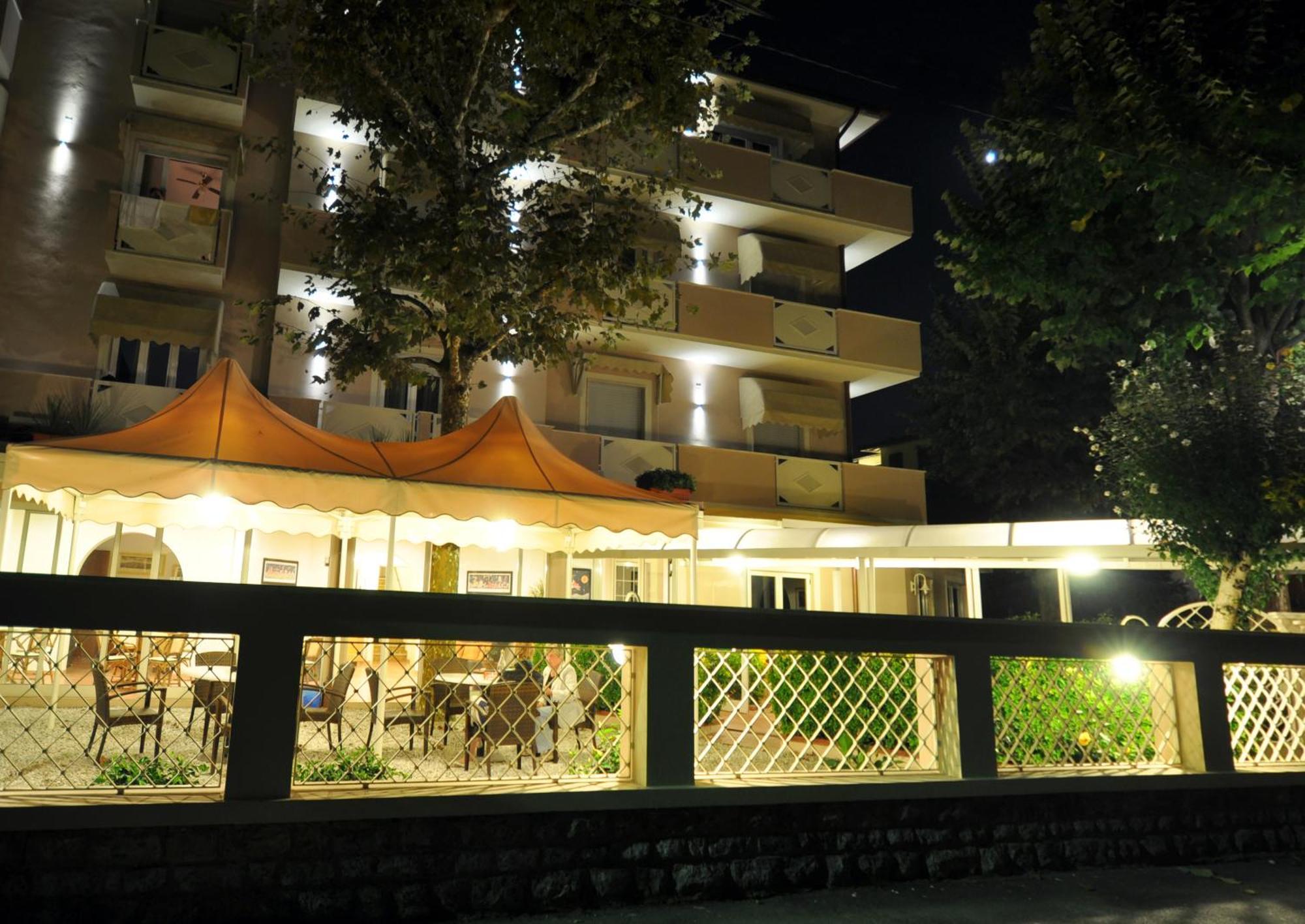 Hotel Azzurra Marina di Pietrasanta Kültér fotó