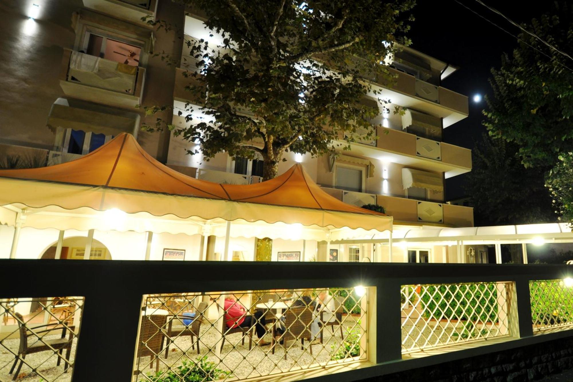 Hotel Azzurra Marina di Pietrasanta Kültér fotó