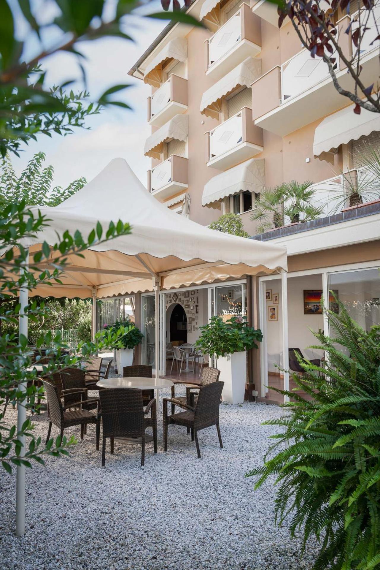 Hotel Azzurra Marina di Pietrasanta Kültér fotó